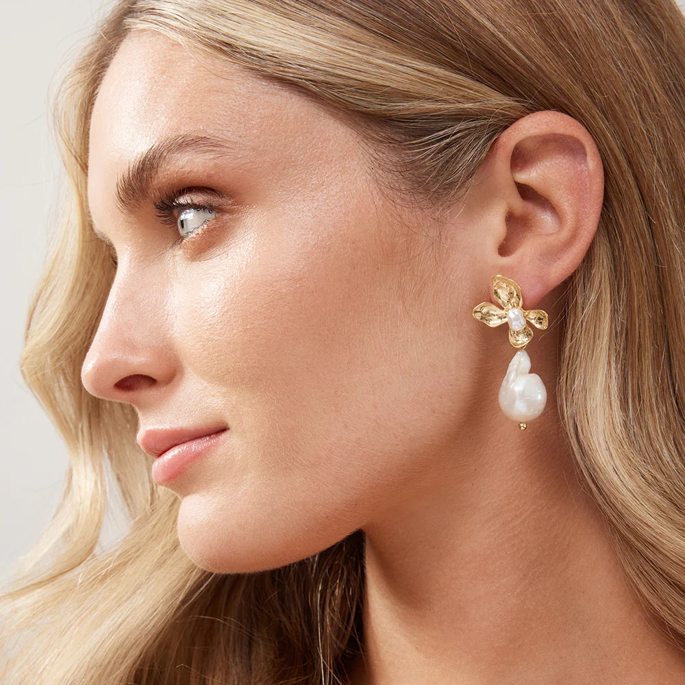 Amira - Flower Pearl Elegant Stud Earrings Women