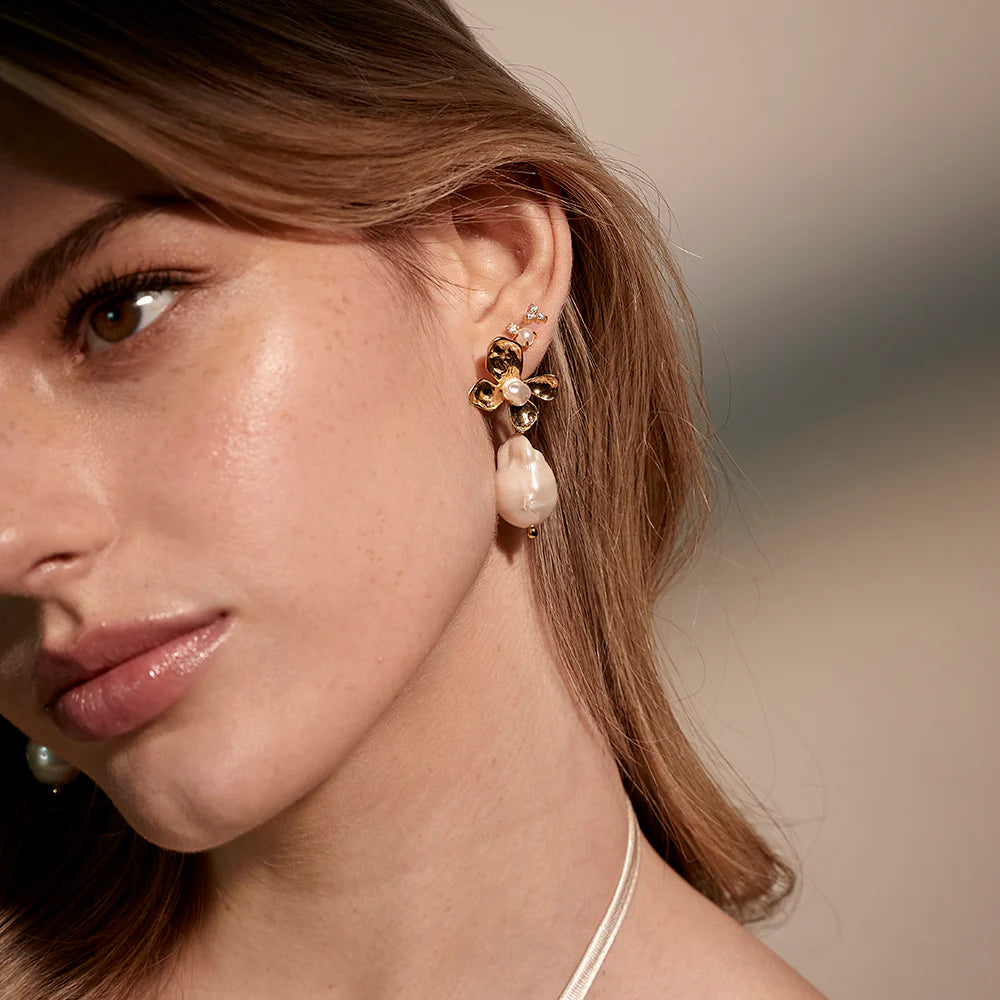 Amira - Flower Pearl Elegant Stud Earrings Women